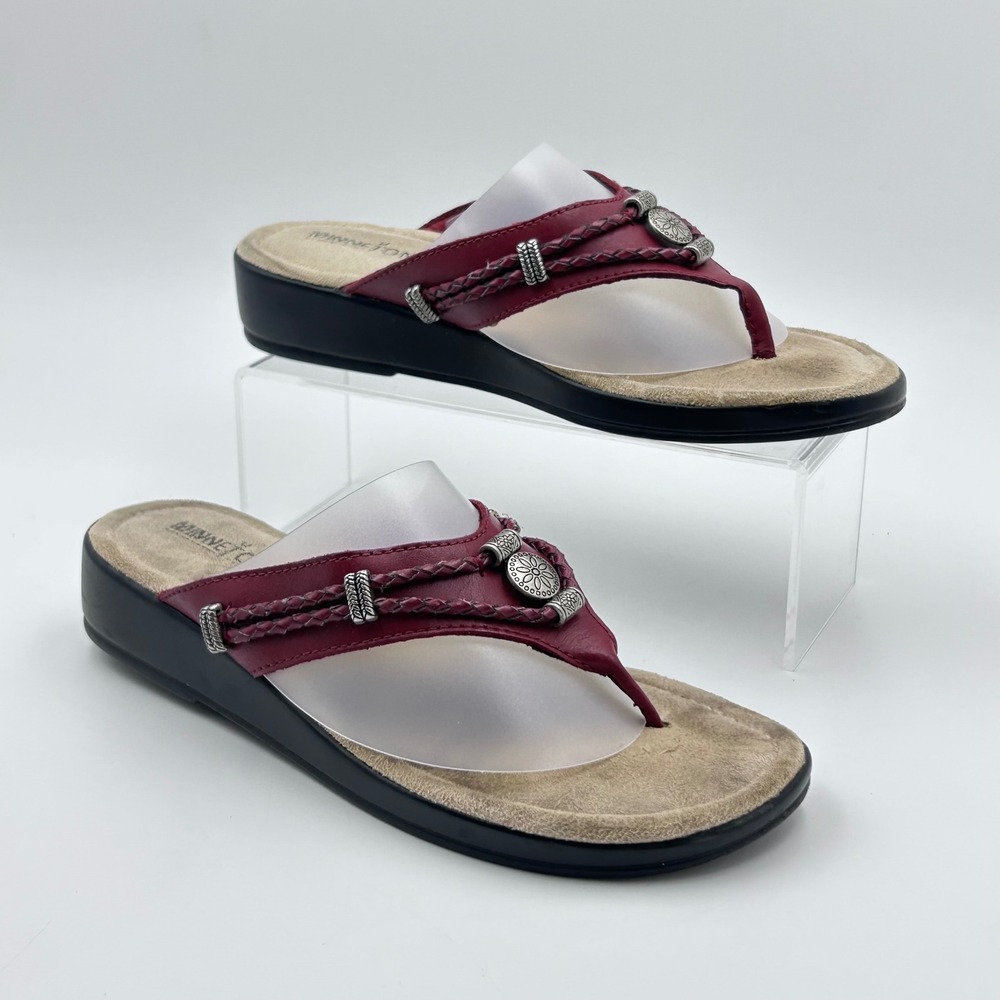 Minnetonka Thong Sandals Womens 8 Burgundy Leather Braided Concho Boho Wedge